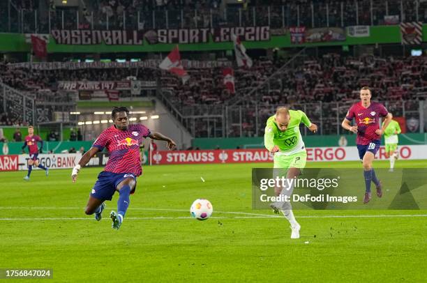 Vaclav Cerny of VfL Wolfsburg scores the teams first goal during the DFB cup second round match between VfL Wolfsburg and RB Leipzig at Volkswagen...