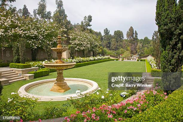 gold fountain in center of green grass - beverly hills californië stockfoto's en -beelden