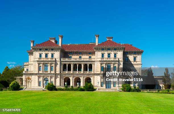 the breakers in newport, rhode island - newport-rhode-island stockfoto's en -beelden