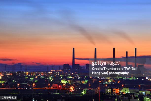 night view of taichung thermal power plant - taichung photos et images de collection