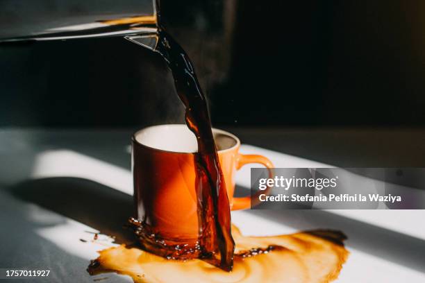 pouring coffee missing the mug - faute photos et images de collection