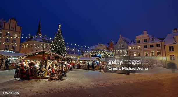 christmas market in tallinn - tallinn fotografías e imágenes de stock