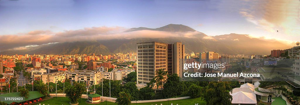 Caracas. Amanece en la ciudad con el m