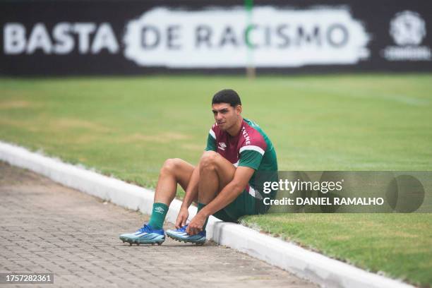 Fluminense's forward Gustavo Goncalves Lobo ties his shoes during a training session ahead of the Libertadores Cup final football match against...