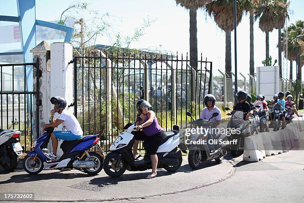 Motorists queue to leave Gibraltar on August 7, 2013 in Gibraltar. Following talks between British Prime Minister David Cameron and his Spanish...