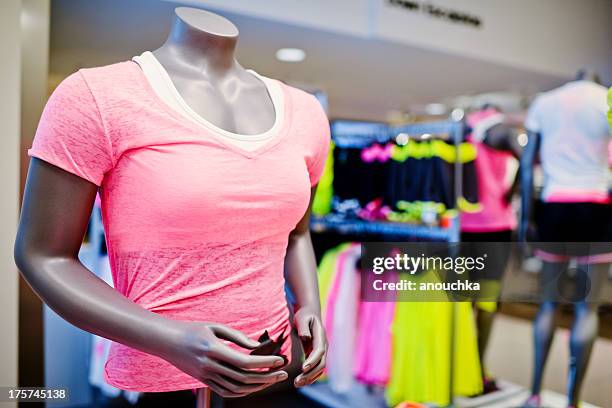 mannequin at sport clothing store - sportswear shopping stockfoto's en -beelden