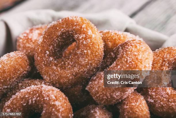 anise rosquillas with sugar - buñuelo en forma de rosca fotografías e imágenes de stock