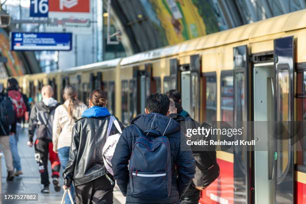 eine gruppe von menschen verlässt den s-bahn-zug am bahnhof - reinhard krull stock-fotos und bilder