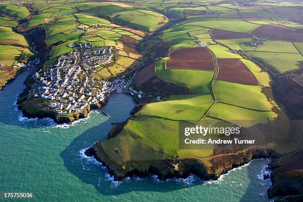 port isaac from above - cornwall england stock-fotos und bilder