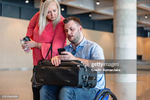coppia caucasica carina pronta a uscire dall'aeroporto - simbolo internazionale di accesso foto e immagini stock