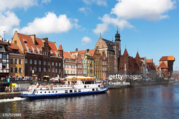 gdansk old town with tourboat and many tourists (poland) - pomorskie province stock pictures, royalty-free photos & images