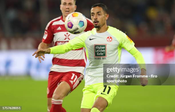 Kenny Redondo of Kaiserslautern plays the ball during the Second Bundesliga match between Fortuna Düsseldorf and 1. FC Kaiserslautern at Merkur...