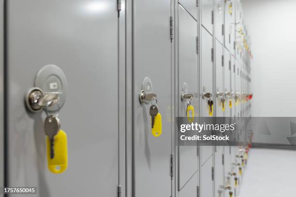 contenedores de vestuario - taquilla recipiente fotografías e imágenes de stock