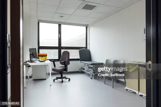 empty doctors office - examination table stock pictures, royalty-free photos & images