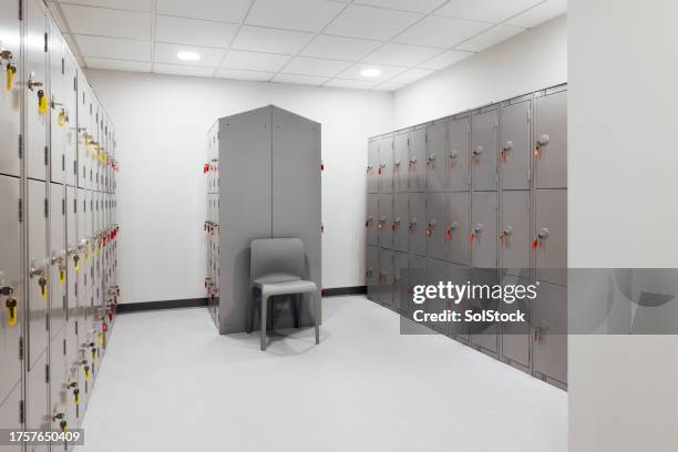 hospital locker room - vrijetijdsfaciliteiten stockfoto's en -beelden