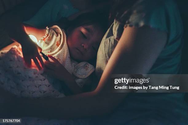 toddler girl on the bed ready to sleep with mom - toddler sleeping stock pictures, royalty-free photos & images