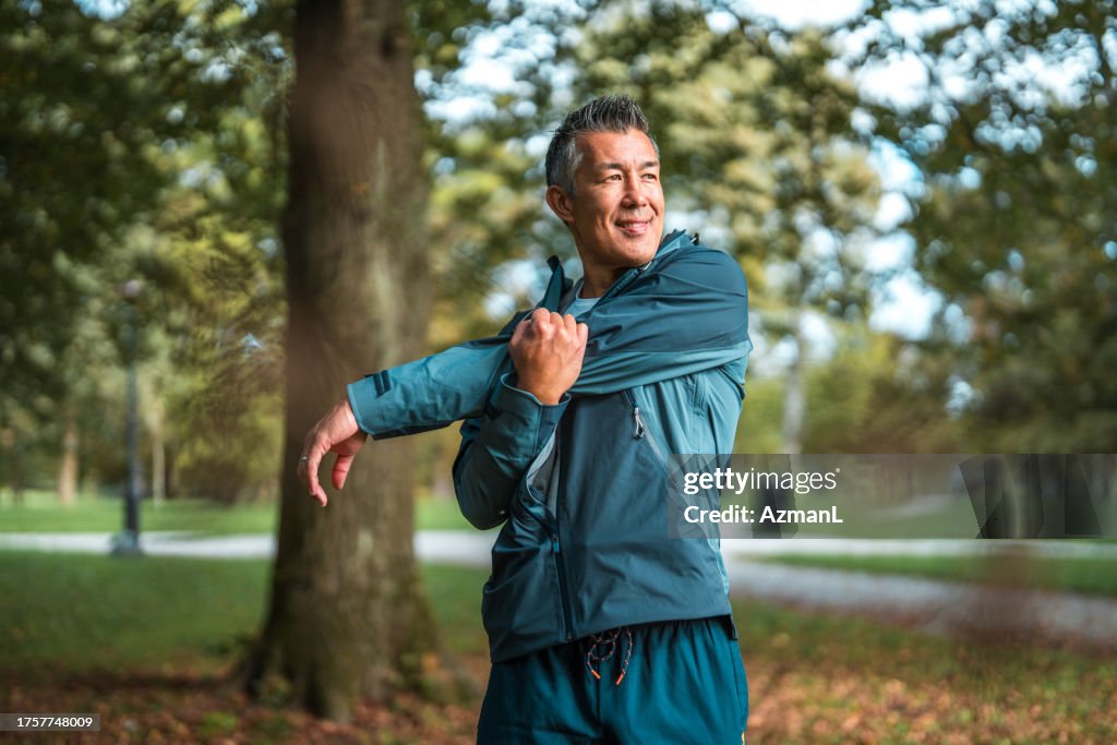 Asiatique Mâle Étirement Au Parc