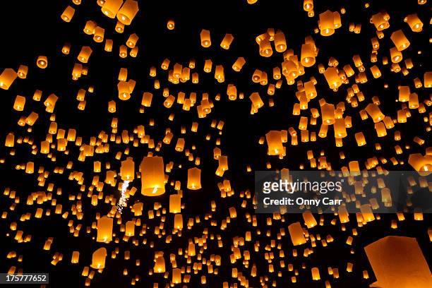 fire lanterns in the sky - loi krathong - fotografias e filmes do acervo