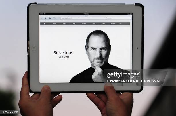 An ipad 2 is displayed on October 5, 2011 in Los Angeles, showing the changed Apple website paying homage to the company's visionary leader Steve...