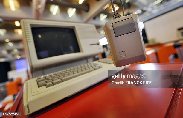 Le premier ordinateur du fabriquant américain Apple, Lisa avec écran graphique et souris, est exposé le 11 avril 2008 au Musée de l'Informatique, à...