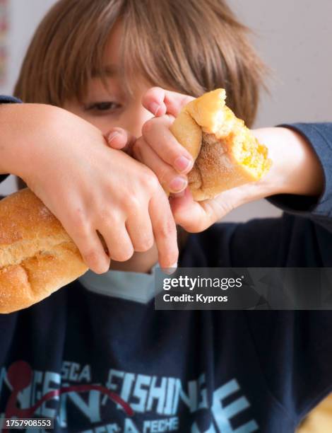 male child age eight years - toddler eating sandwich stock-fotos und bilder