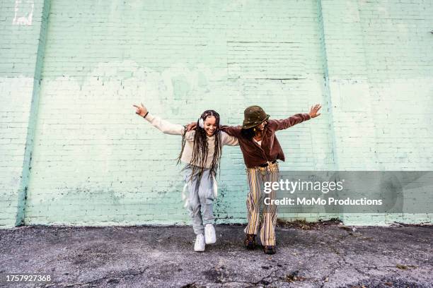 female breakdancers performing in urban environment - estilo street - fotografias e filmes do acervo