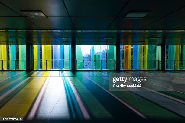 pedestrian overpasses - voetgangersbrug stockfoto's en -beelden