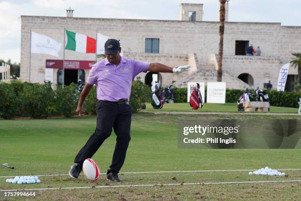 James Kingston of South Africa meets up with Michael Campbell of New Zealand on the range for a rugby challenge during Day One of the Sergio...