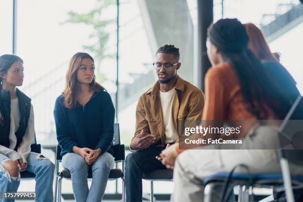 asesoramiento estudiantil - terapia de grupo fotografías e imágenes de stock