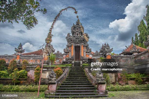 templo en ubud, bali, indonesia. - indonésia fotografías e imágenes de stock