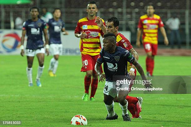 Jonathan Gonzalez of Independiente JT drives the ball during a match between Anzoategui and Independiente JT as part of the Copa Total Sudamericana...