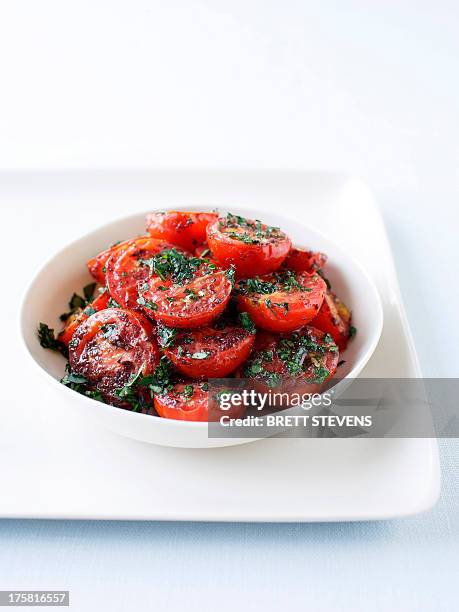 roasted cherry tomatoes - plato de acompañamiento fotografías e imágenes de stock