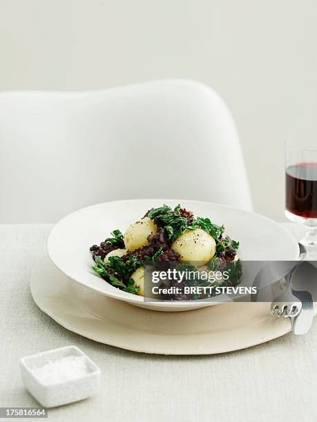 steamed potatoes with blood sausage and barley - black pudding foto e immagini stock