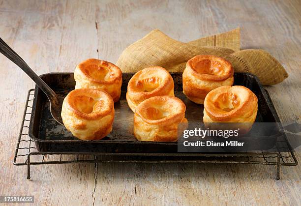 beef dripping yorkshire puddings on metal baking tray and wire rack - yorkshirepudding bildbanksfoton och bilder