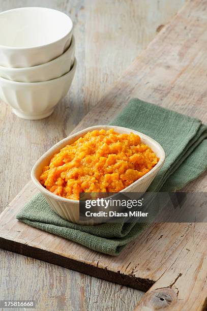 carrot and swede crush in a white dish on green napkin - puree photos et images de collection