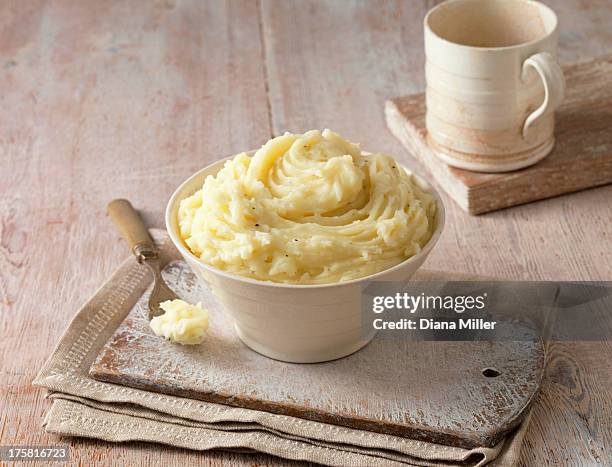 vintage cheddar cheese potato mash with black pepper in  cream dish on lime white board - puree photos et images de collection