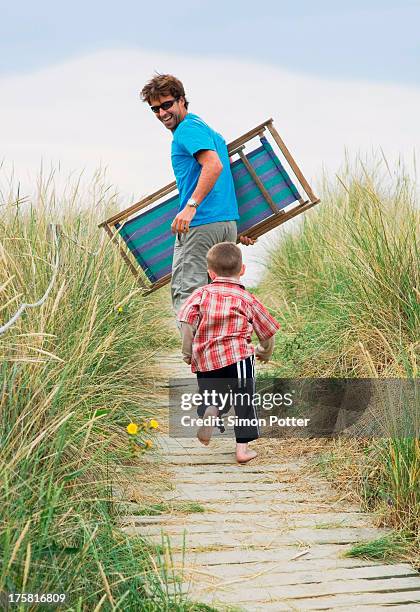 father and boy heading for the beach - premiere of vertical entertainments in darkness arrivals stockfoto's en -beelden