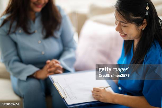 soulful support: asian perspectives in women's mental health therapy - histeria imagens e fotografias de stock