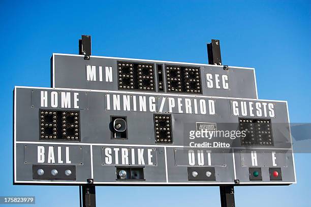 baseball scoreboard against blue sky - baseball scoreboard stock-fotos und bilder