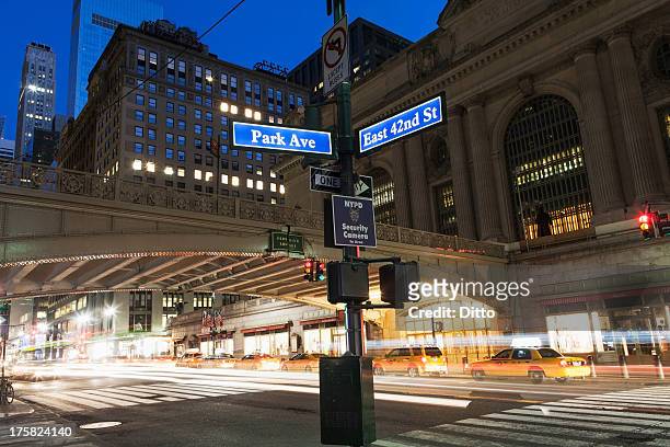 street signs outside grand central station, new york city, usa - park ave stock pictures, royalty-free photos & images