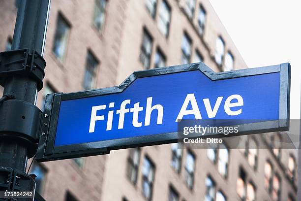 fifth avenue street sign, new york city, usa - fifth avenue stockfoto's en -beelden