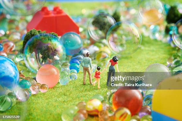 figurines pretend grass with marbles - human representation - fotografias e filmes do acervo