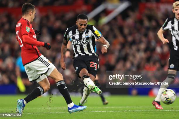 Joe Willock of Newcastle United scores their 3rd goal during the Carabao Cup Fourth Round match between Manchester United and Newcastle United at Old...