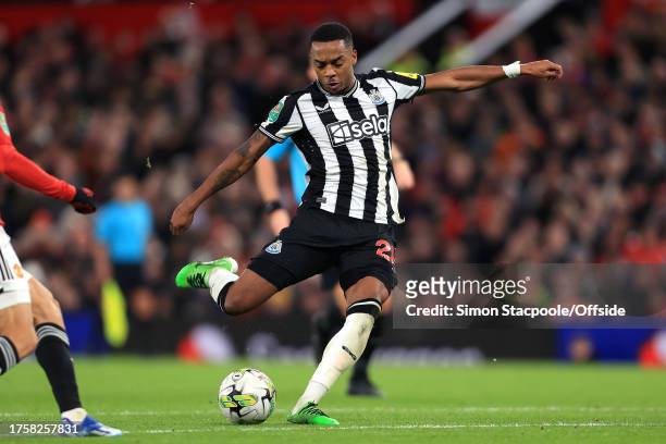 Joe Willock of Newcastle United scores their 3rd goal during the Carabao Cup Fourth Round match between Manchester United and Newcastle United at Old...