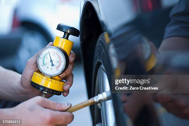 person using pressure gauge - messgerät stock-fotos und bilder