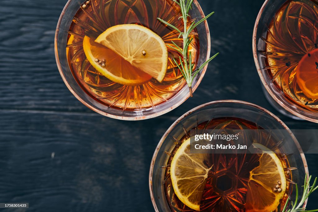 Luxuriöse Cocktails düstere Stimmung. Luxus auf Eis: Brunch mit Stil