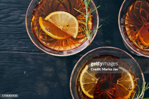 luxury cocktails dark mood. luxury on the rocks: brunch in style - bourbon whisky stockfoto's en -beelden