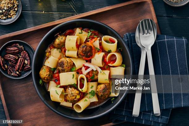 paccheri vegetariani di lusso con polpette di verdure. dark mood pasta: l'essenza di una vita sana - cucina del medio oriente foto e immagini stock