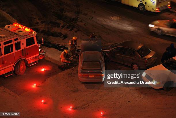 acidente de carro cena de noite - sinal de emergência equipamento de segurança - fotografias e filmes do acervo