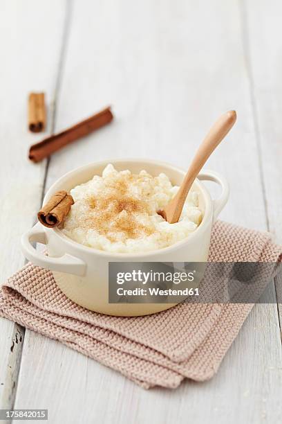 milk rice pudding in pot with cinnamon on table - cinnamon fotografías e imágenes de stock